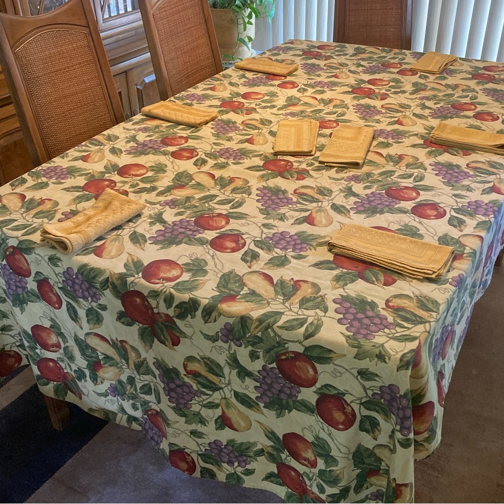Food Network cotton/poly large tablecloth/8 napkins.